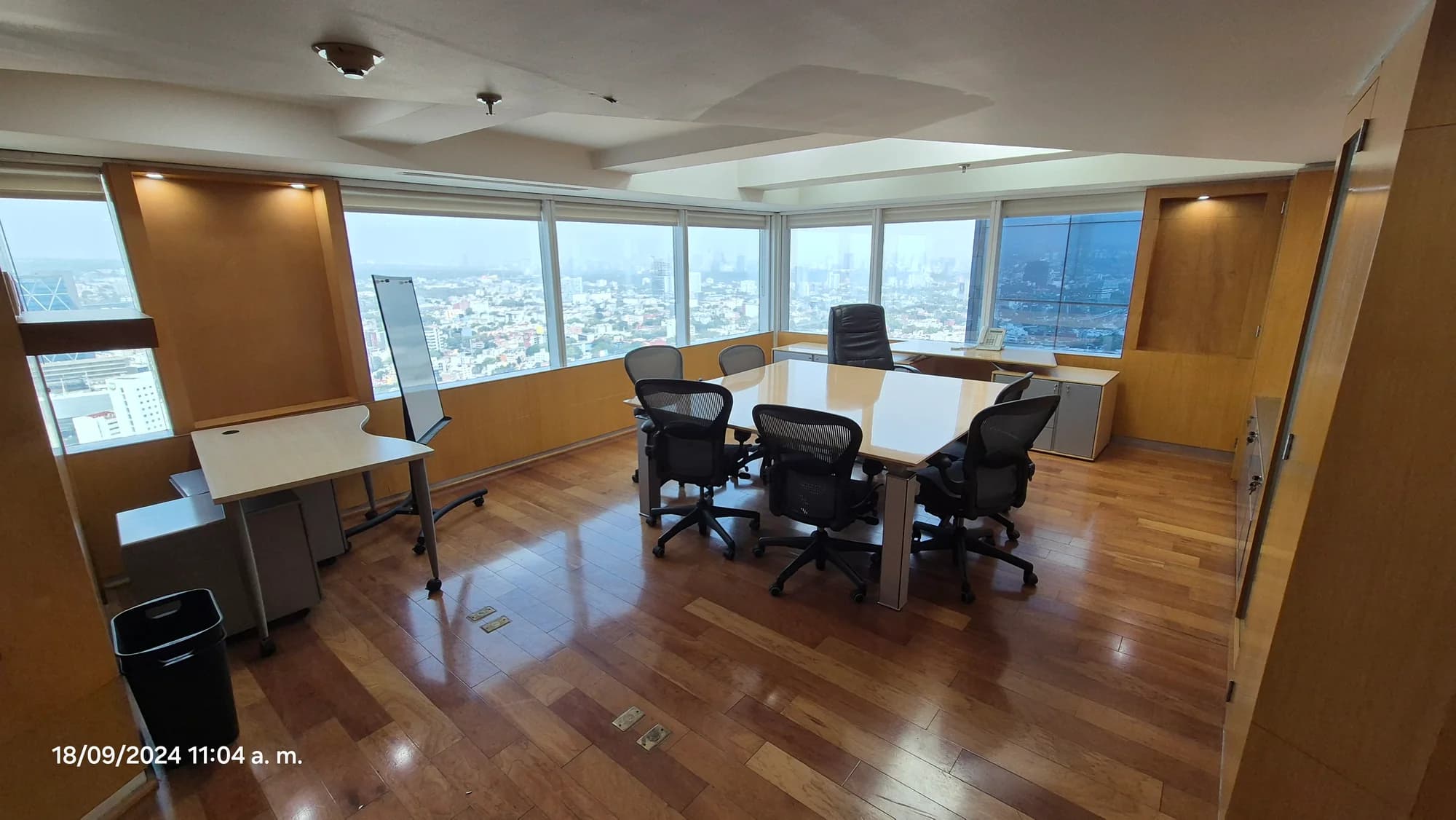 Espacio de reuniones de DEFINE con vista panorámica de la ciudad.